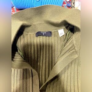 Military green top tahari size medium like new condition, just tried on